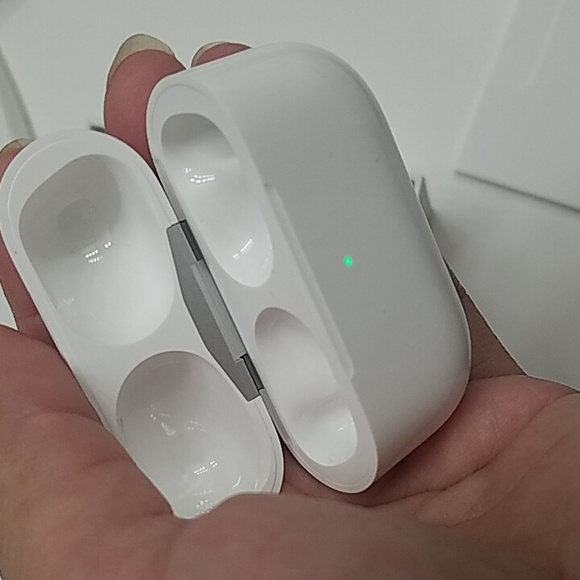 Airpods Pro charging case - Picture 9 of 9